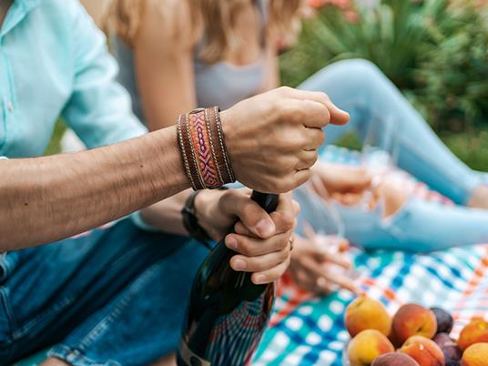 SMARTBOX - Bollicine di felicità: 4 bottiglie di Spumante Metodo Classico con consegna a domicilio - Cofanetto regalo - 5