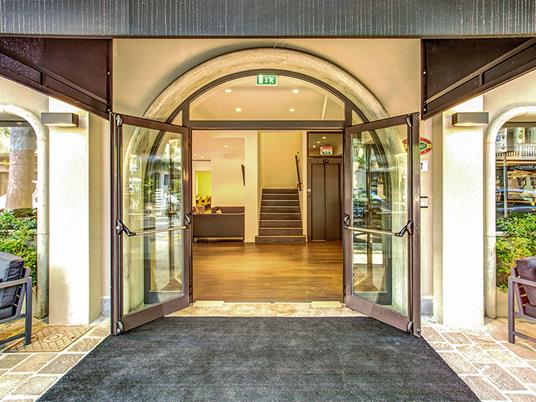 SMARTBOX - Insieme sulla Riviera Romagnola: 1 notte con accesso idromassaggio e servizio spiaggia - Cofanetto regalo - 3