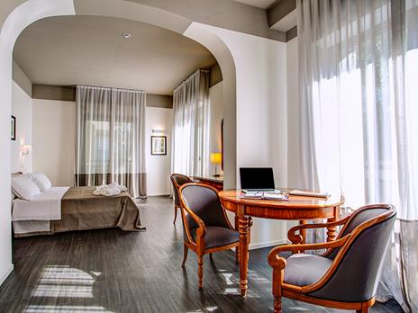 SMARTBOX - Io & te sulla Riviera Romagnola: 2 notti con servizio spiaggia e accesso all'idromassaggio - Cofanetto regalo - 3