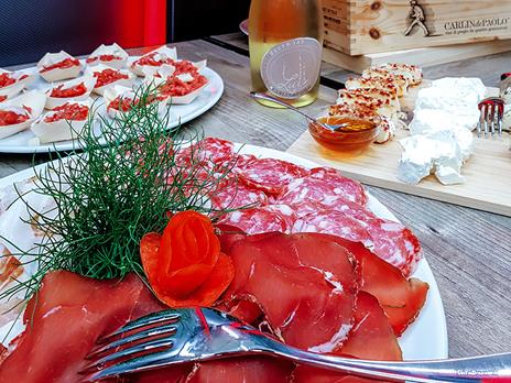 SMARTBOX - Degustazione e visita alle cantine con 2 bottiglie omaggio - Cofanetto regalo - 4