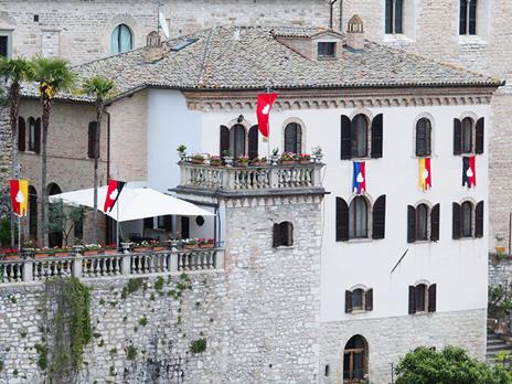 SMARTBOX - 1 incantevole notte nel centro storico di Gubbio in hotel 4* con drink di benvenuto - Cofanetto regalo - 4