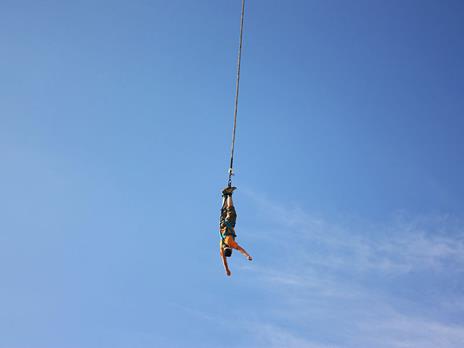 SMARTBOX - 1 salto singolo di Bungee Jumping con video e 1 ingresso di 3h al Parco Avventura Veglio - Cofanetto regalo - 4