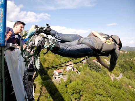 SMARTBOX - 1 salto singolo di Bungee Jumping con video e 1 ingresso di 3h al Parco Avventura Veglio - Cofanetto regalo - 5