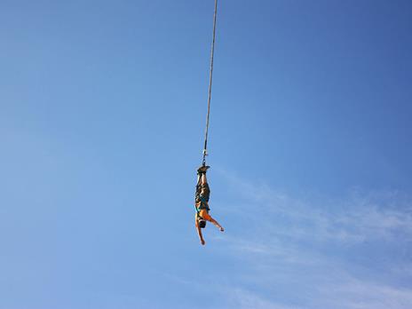 SMARTBOX - 1 salto singolo di Bungee Jumping con video e 1 ingresso di 3h al Parco Avventura Veglio - Cofanetto regalo - 7