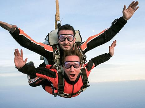 SMARTBOX - Adrenalinico volo in tandem con paracadute - Cofanetto regalo - 3