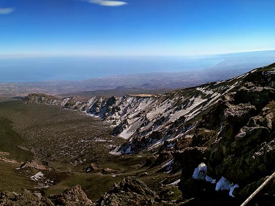 SMARTBOX - Trekking guidato di 5h 30min ai crateri sommitali dellEtna e attrezzatura inclusa per 2 - Cofanetto regalo - 5