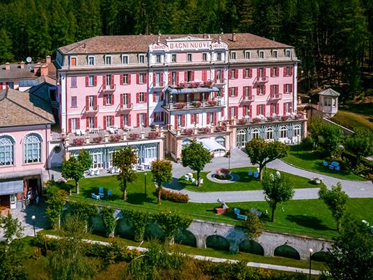 SMARTBOX - Soggiorno relax al QC Terme Bagni Nuovi di Bormio: 2 notti con accesso spa e omaggio benessere - Cofanetto regalo - 2