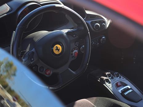 SMARTBOX - Guida su pista a Castelletto di Branduzzo: 1 giro su Ferrari 458 con video - Cofanetto regalo - 3
