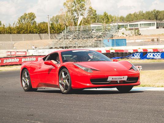 SMARTBOX - Adrenalina in pista a Castelletto di Branduzzo: 2 giri su Ferrari 458 con video a bordo - Cofanetto regalo - 3