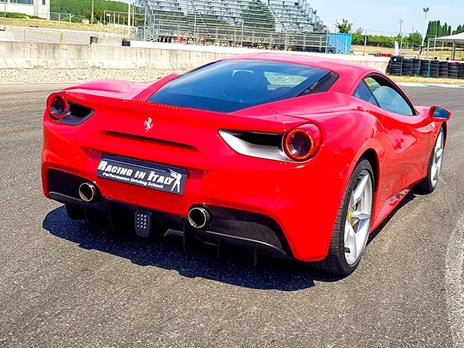 SMARTBOX - Mini GT: 2 giri in Ferrari 488 da copilota con video - Cofanetto regalo - 4