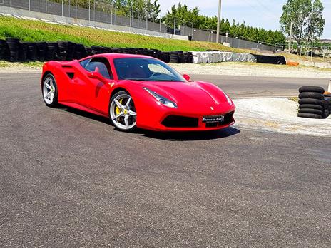 SMARTBOX - Giovani in pista: 1 giro da copilota in Ferrari 458 e video - Cofanetto regalo - 4
