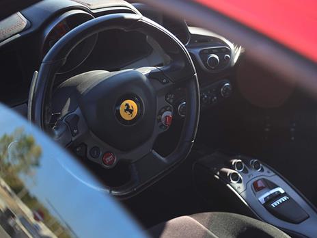 SMARTBOX - Giovani in pista: 1 giro da copilota in Ferrari 458 e video - Cofanetto regalo - 5