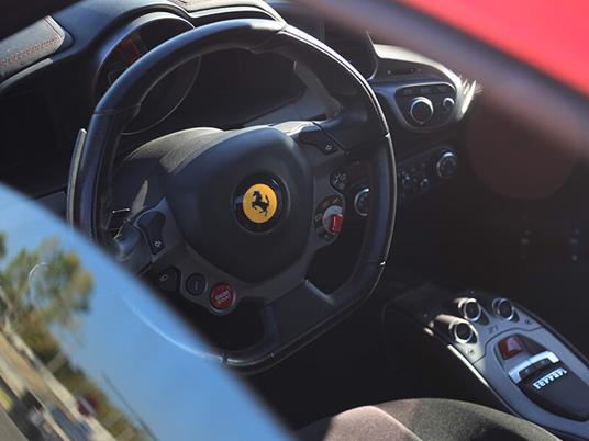 SMARTBOX - Giovani in pista: 1 giro da copilota in Ferrari 488 e video - Cofanetto regalo - 6