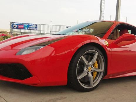 SMARTBOX - Giovani in pista: 1 giro da copilota in Ferrari 488 e video - Cofanetto regalo - 7