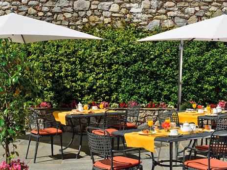 SMARTBOX - Relax sul Lago Maggiore: 1 ingresso in piscina con aperitivo in resort 5* per 2 persone - Cofanetto regalo - 4