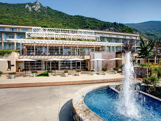 SMARTBOX - Relax thai sul lago d'Iseo: 1 notte in Junior Suite, 1 cena con vino e area benessere - Cofanetto regalo - 4