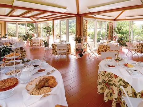 SMARTBOX - Insieme sulle colline fiorentine: 3 notti in camera Deluxe con ingresso all'area spa - Cofanetto regalo - 3