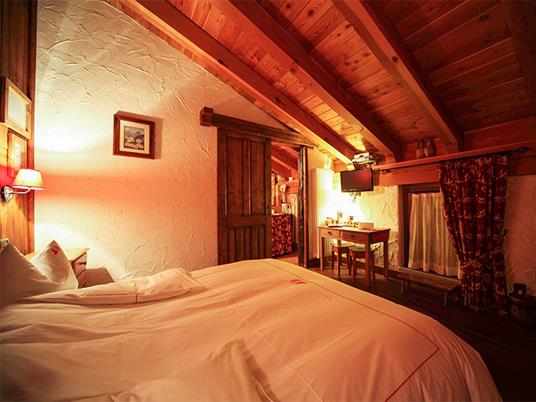 SMARTBOX - Soggiorno in Eco chalet alpino: 2 notti in Mini Suite con colazione e cena in Valle d'Aosta - Cofanetto regalo - 2