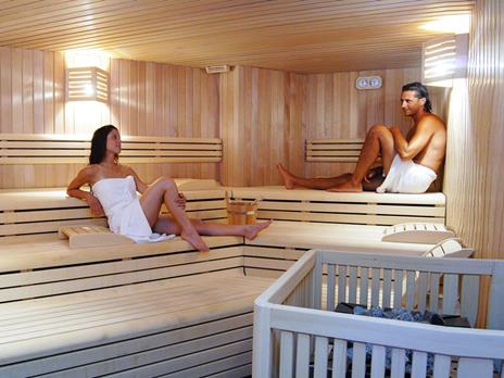 SMARTBOX - Momenti di gusto e relax: 1 notte con pausa benessere e 1 deliziosa cena - Cofanetto regalo - 3