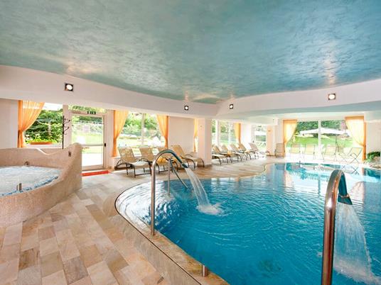 SMARTBOX - Momenti di gusto e relax: 1 notte con pausa benessere e 1 deliziosa cena - Cofanetto regalo - 7