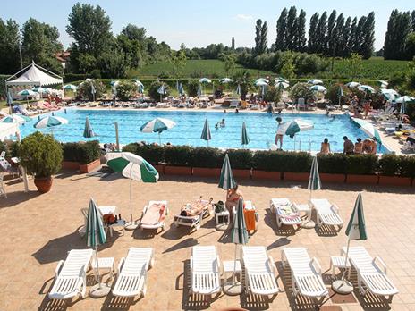 SMARTBOX - Lontano dalla folla: 1 notte con colazione in un resort a Mestre - Cofanetto regalo - 4