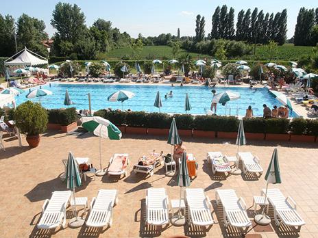 SMARTBOX - Lontano dalla folla: 1 notte con colazione in un resort a Mestre - Cofanetto regalo - 7