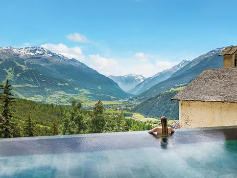 SMARTBOX - Oasi di relax e gusto - Cofanetto regalo - 1 ingresso giornaliero con pranzo presso un centro QC Terme e un regalo benessere per 2 persone - 6