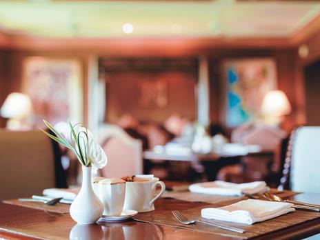 SMARTBOX - Evasione tra relax e gusto - Cofanetto regalo - 1 notte con 1 cena e/o 1 accesso alla Spa in hotel 4*, 4*S, relais e resort per 2 persone - 4