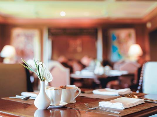 SMARTBOX - Evasione tra relax e gusto - Cofanetto regalo - 1 notte con 1 cena e/o 1 accesso alla Spa in hotel 4*, 4*S, relais e resort per 2 persone - 4