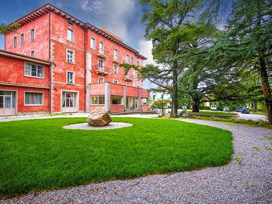 SMARTBOX - La magia del Natale con tua sorella: soggiorni, cene, avventure o pause benessere per 2 - Cofanetto regalo - 2