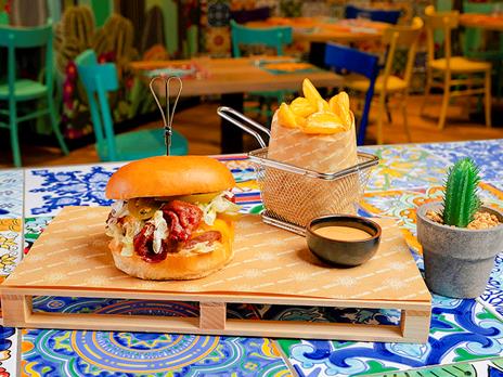 SMARTBOX - Festa di gusto a Bodega Mexicana: 2 burrito o 2 burger a scelta con patatine e bibite - Cofanetto regalo - 3