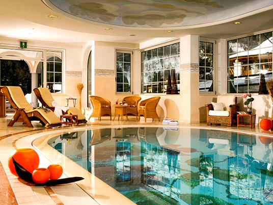 SMARTBOX - Lusso e relax in Trentino: 2 giorni in hotel 4* con accesso al centro benessere - Cofanetto regalo - 2