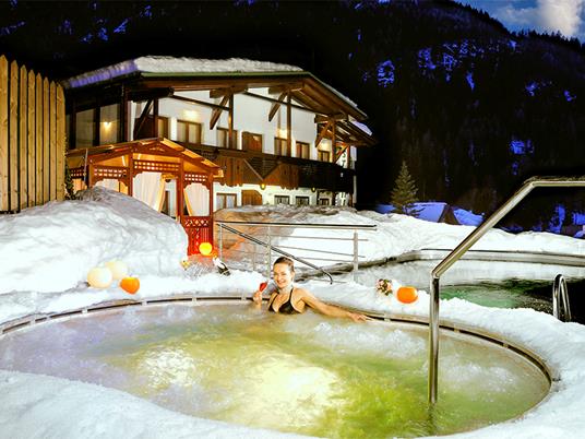 SMARTBOX - Lusso e relax in Trentino: 2 giorni in hotel 4* con accesso al centro benessere - Cofanetto regalo - 4