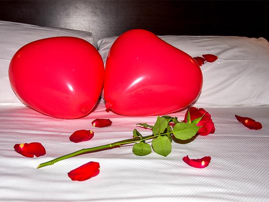 SMARTBOX - Palloncini a cuore, candele, dolce e Prosecco per 1 romantica notte a Milano - Cofanetto regalo - 2