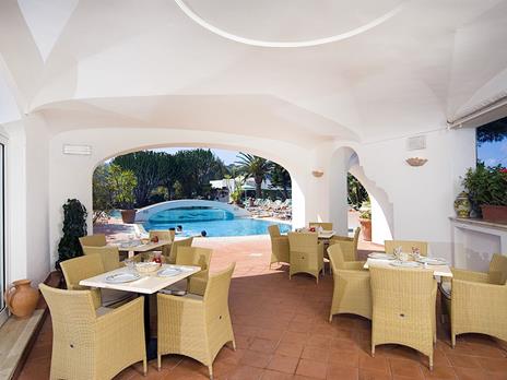 SMARTBOX - Relax e buon cibo in Campania: 1 notte con accesso alla Spa e cena in hotel 3* e 4* - Cofanetto regalo - 2