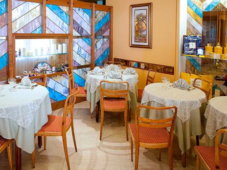 SMARTBOX - Relax e gusto in Emilia Romagna: 1 notte con accesso alla Spa e cena in hotel 3* e 4* - Cofanetto regalo - 4