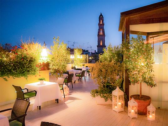 SMARTBOX - Panorami fantastici dal roof garden: drink e stuzzichini in hotel 5* nel cuore di Lecce - Cofanetto regalo PU12580