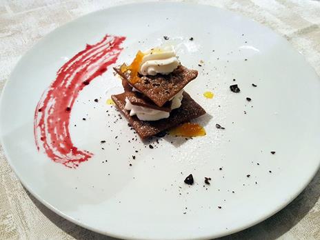 SMARTBOX - 2 romantici giorni tra le colline di Urbino: 1 notte con aperitivo, cena e massaggio per 2 - Cofanetto regalo - 3