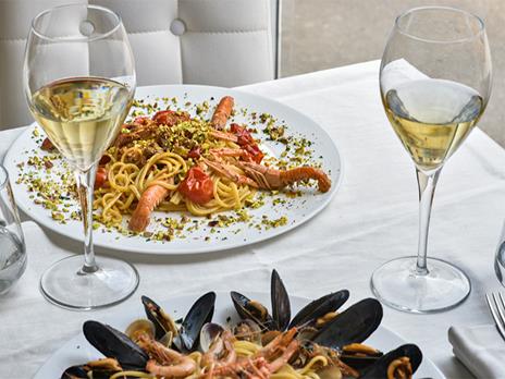 SMARTBOX - Insieme con gusto: 1 romantica cena gourmet in riva allArno, a Firenze - Cofanetto regalo - 3