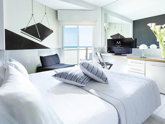 SMARTBOX - Amore, coccole e relax: soggiorno di coppia con possibile cena o pausa benessere - Cofanetto regalo - 2