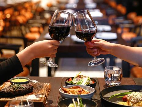 SMARTBOX - A cena con papà: 1 cena per 2 con vino per la festa del papà - Cofanetto regalo - 3