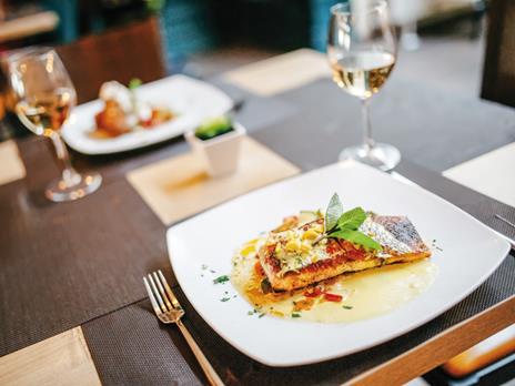 SMARTBOX - Grazie prof! Un regalo da 10 e lode: 1 cena, 1 avventura o 1 attività benessere - Cofanetto regalo - 2