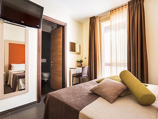 SMARTBOX - Notte italiana con aperitivo per 2 persone - Cofanetto regalo - 4