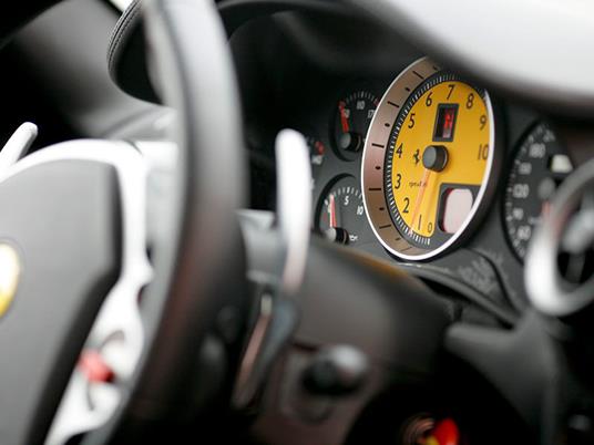 SMARTBOX - San Valentino su pista: 2 giri alla guida di una Ferrari per lui - Cofanetto regalo - 3