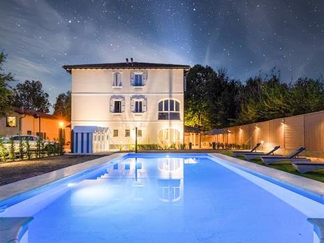 SMARTBOX - Soggiorno a 4* a Reggio Emilia: 1 notte in Junior Suite e vasca idromassaggio per 2 - Cofanetto regalo - 3