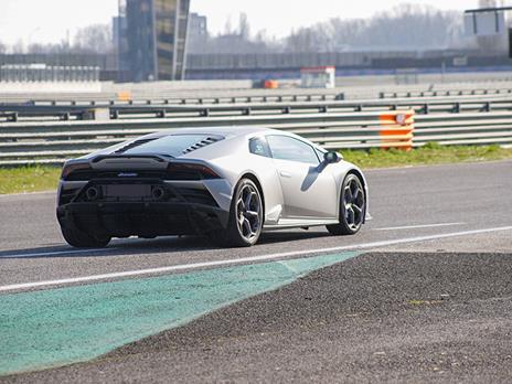 SMARTBOX - Largo, papà in pista! 2 giri in Lamborghini Huracán EVO per Lui - Cofanetto regalo - 4
