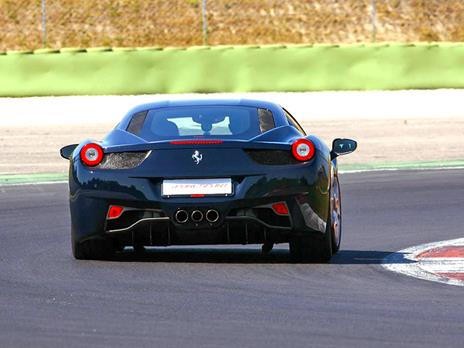 SMARTBOX - Adrenalina su pista al Circuito di Vairano: 2 giri alla guida di una Ferrari F458 Italia - Cofanetto regalo - 2