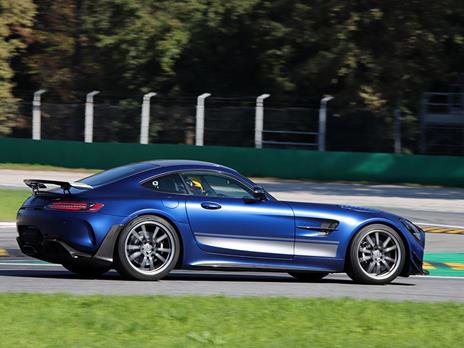SMARTBOX - Il brivido della velocità al Circuito di Vairano: 2 giri alla guida di Mercedes-AMG GT R PRO - Cofanetto regalo - 2