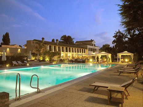 SMARTBOX - Natale tra gusto e relax: 2 notti in hotel 4* con cena e Spa per 2 - Cofanetto regalo - 4