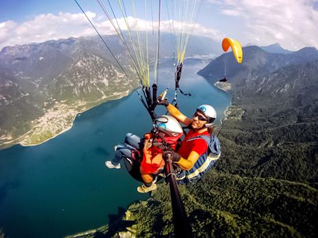 SMARTBOX - Emozioni tra le nuvole a Bergamo con un volo in parapendio per 2 - Cofanetto regalo - 2